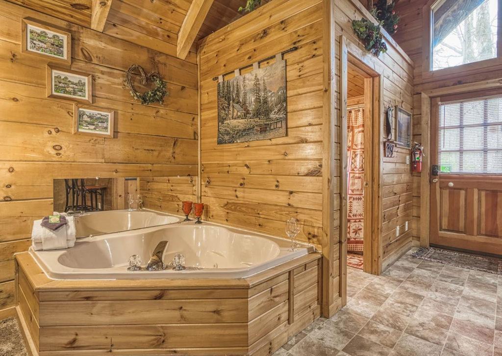 Mountain Eden, Hot Tub, Resort Pool, Wifi, 1089 Free Tickets Each Paid Day, Dollywood And More Gatlinburg Dış mekan fotoğraf